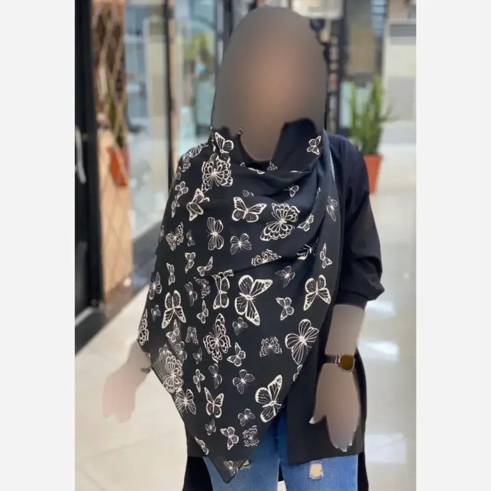 شال نخی زنانه طرح پروانهای مشکی ابعاد 65 در 190 سانتیمتر