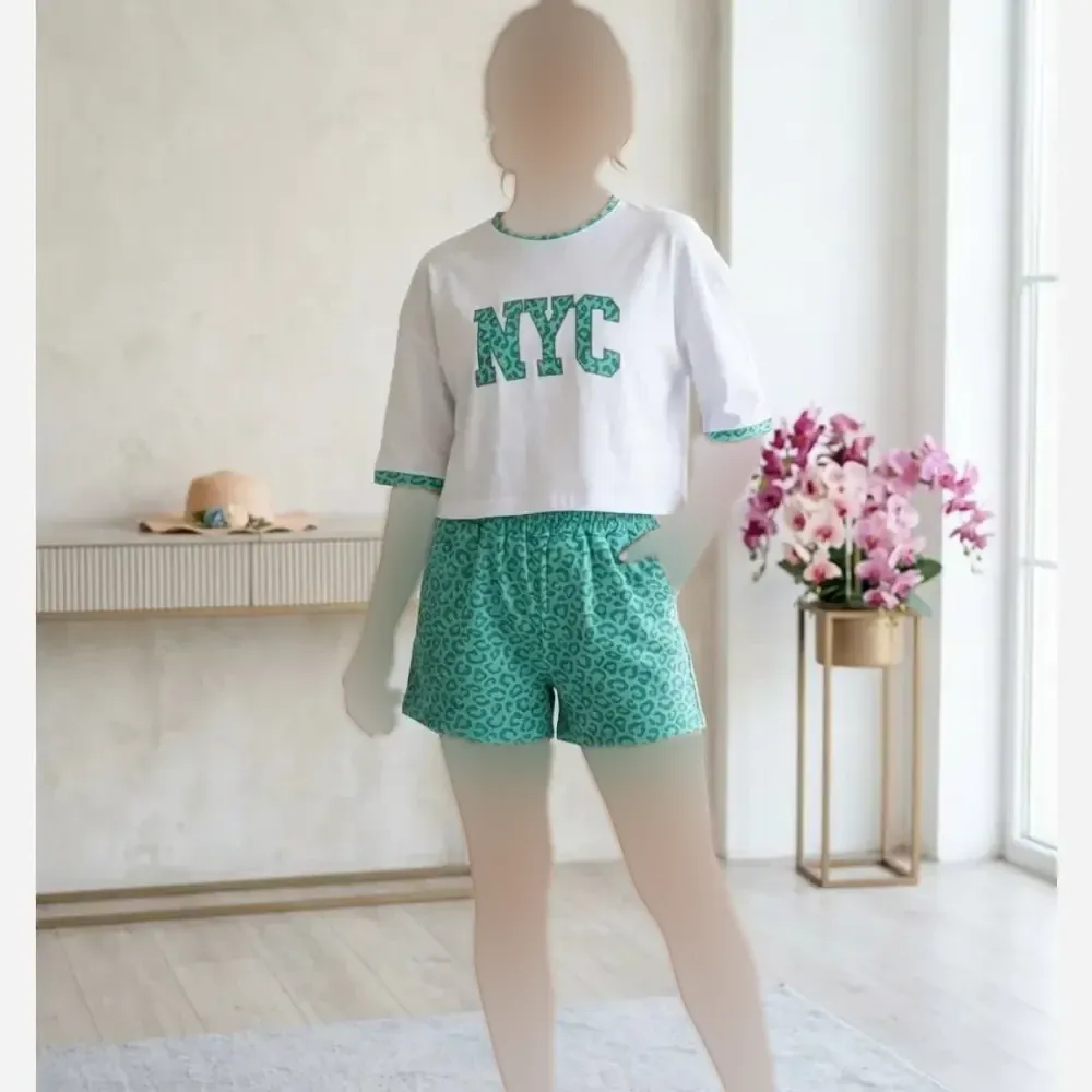 ست تیشرت کراپ و شلوارک زنانه طرح NYC جنس گلکسی پنبه درجه یک فری سایز
