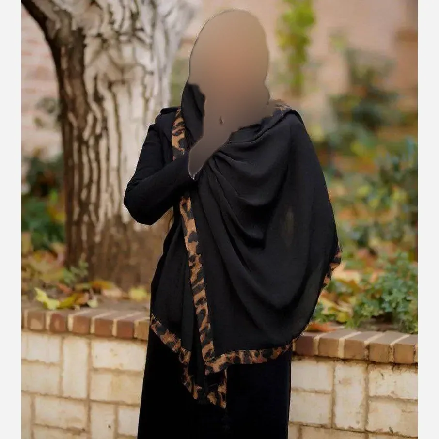 شال حاشیه پلنگی مشکی جنس پلیسه ریز مجلسی ابعاد 180 در 75 سانتیمتر